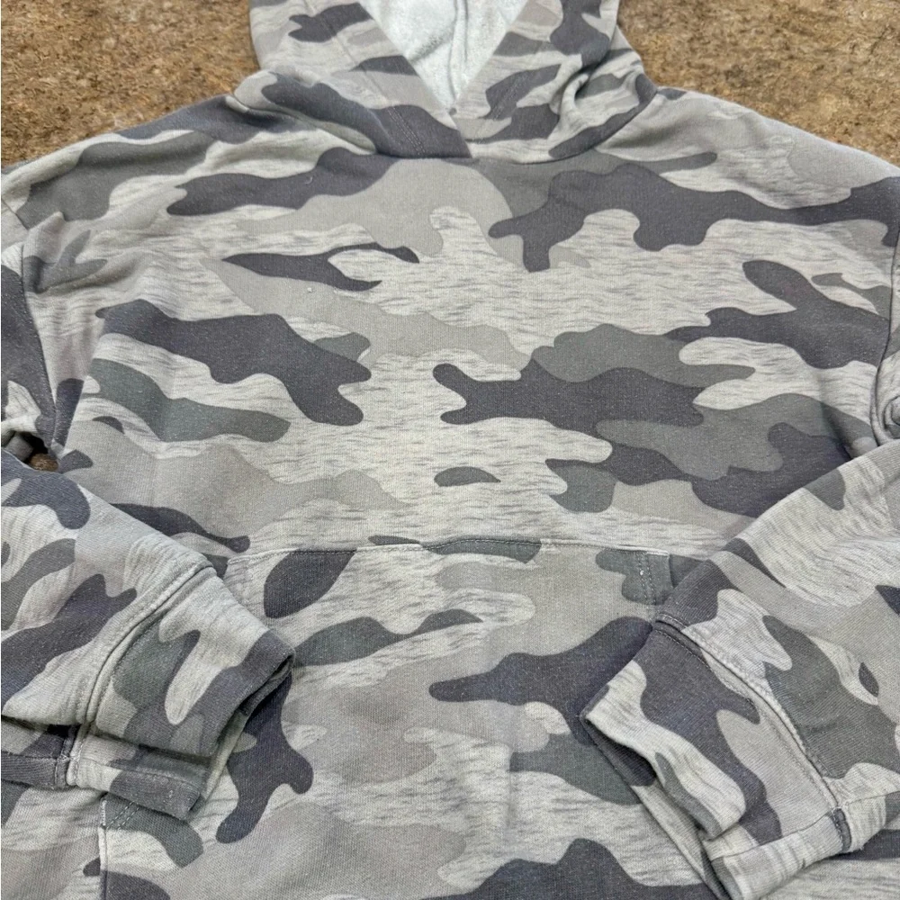 Old Navy Boys Pullover Hoodie – Gray Camo – Size Medium (8)